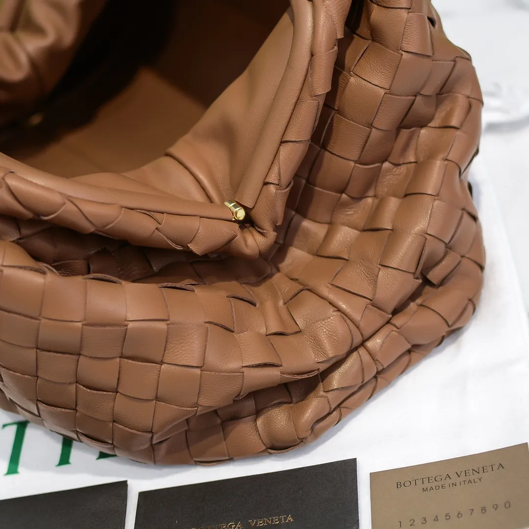 🔥🔥The counterattack of the popular Bottega Veneta started with this series of cloud bags, which went viral in the fashion circle and started a craze! Out of stock, out of stock, out of stock... One piece is hard to find, super hard to buy, regardless of age, season, or occasion. Very classy. Really, if you carry this on the road, it will turn heads! This is also the reason why this series is so expensive. Large size: 38*20*8.5cm [Big clouds and large grid weaving]